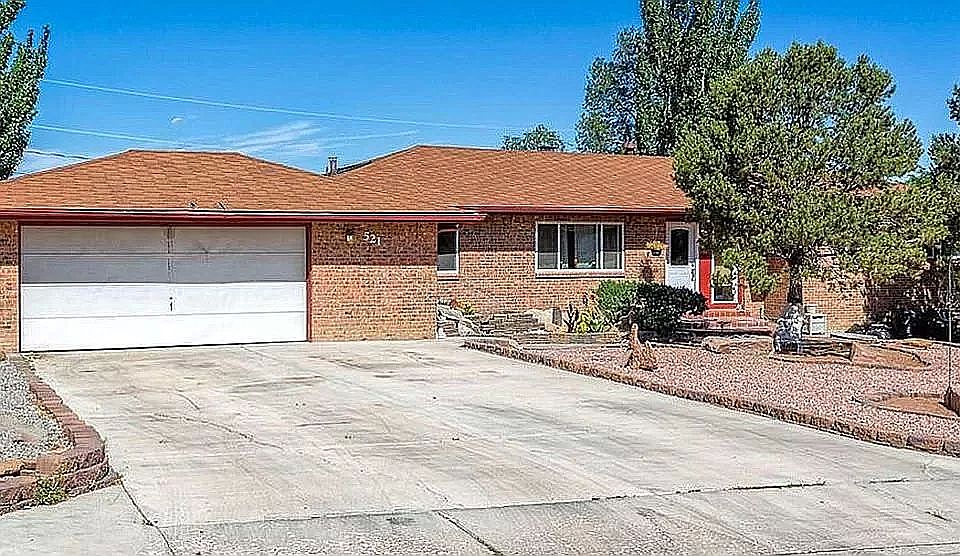 Home Front/2-car Garage   