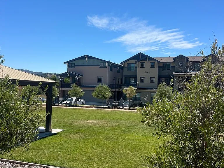 Emerald Ridge Apartments — Photo 5