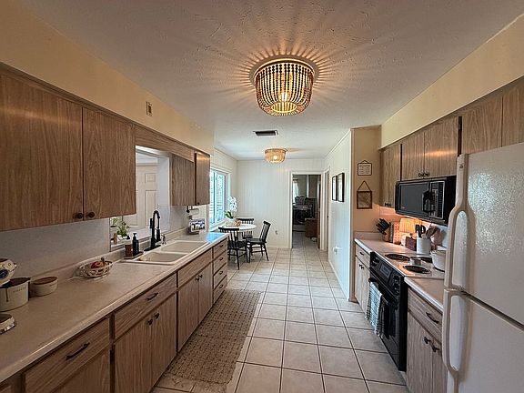 4th image of 2345 Sunnyside Ln