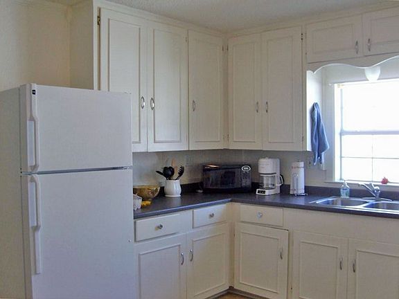 5th image of 209 E Blackbourn St