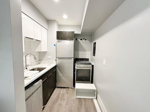 3rd image of 2333 W Lunt Ave APT 205