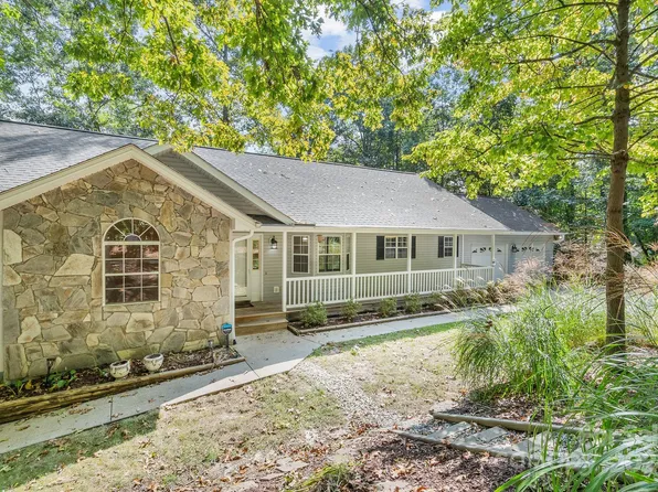 94 Hounds Chase Dr, Hendersonville, NC 28791