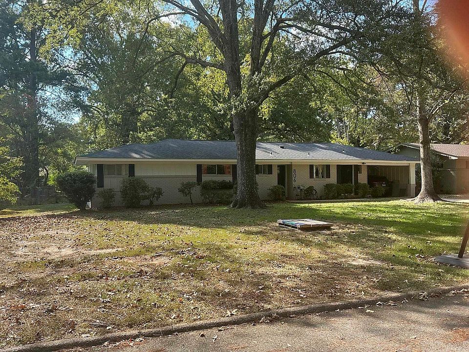 1st image of 806 Pecan St
