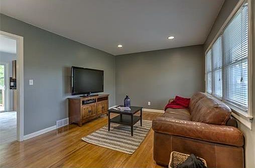 Entry way/living room