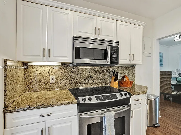 530 NE 11th Ave — Photo 3