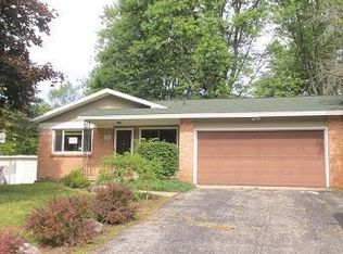 910 E Greenbrier St, Greenville, MI 48838