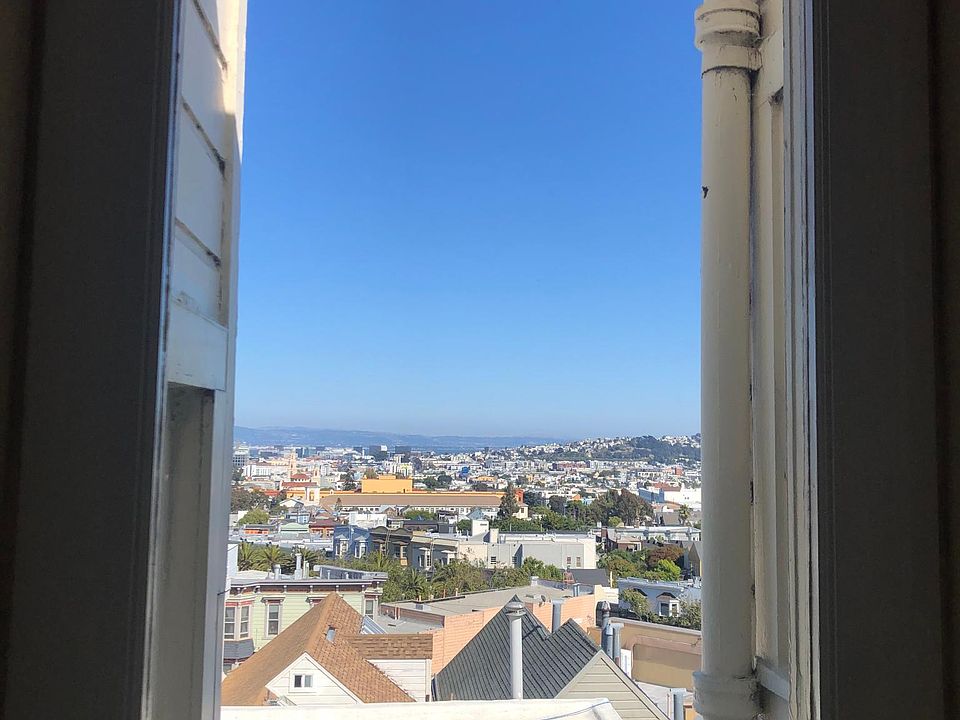 Side view upon enterin apt