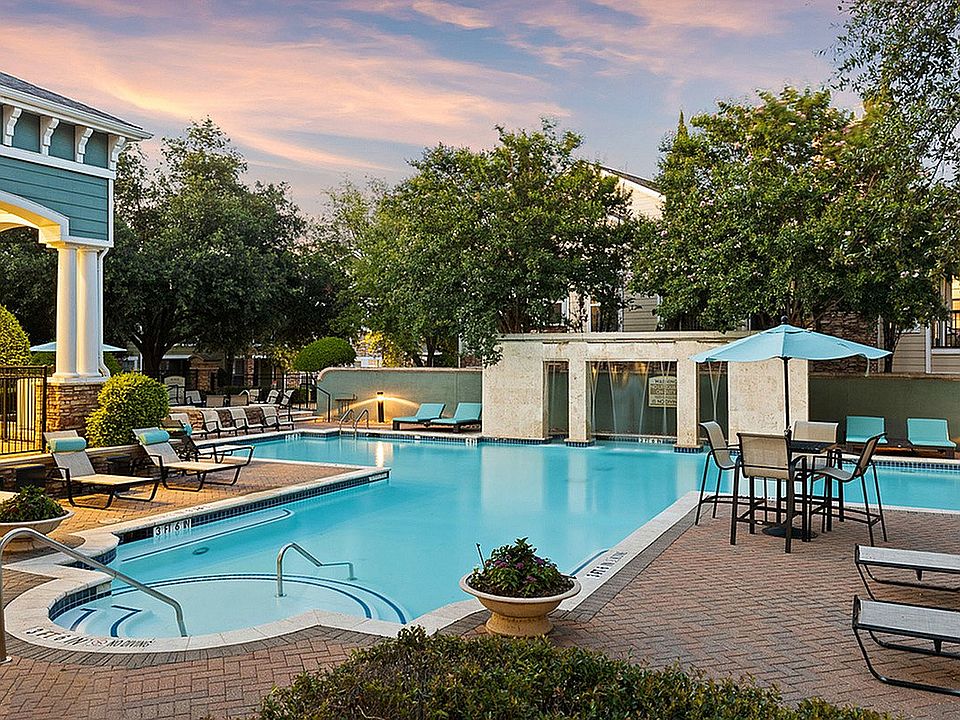 Pool and Sundeck at Cottonwood Ridgeview Apartments