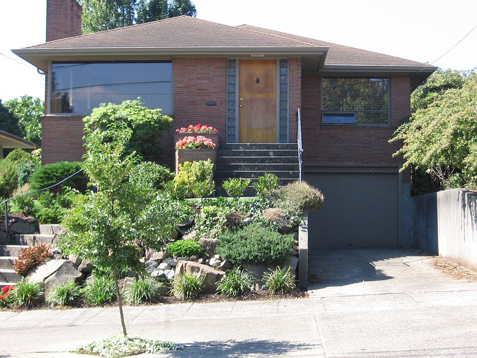 2nd image of 1531 Thorndyke Ave W