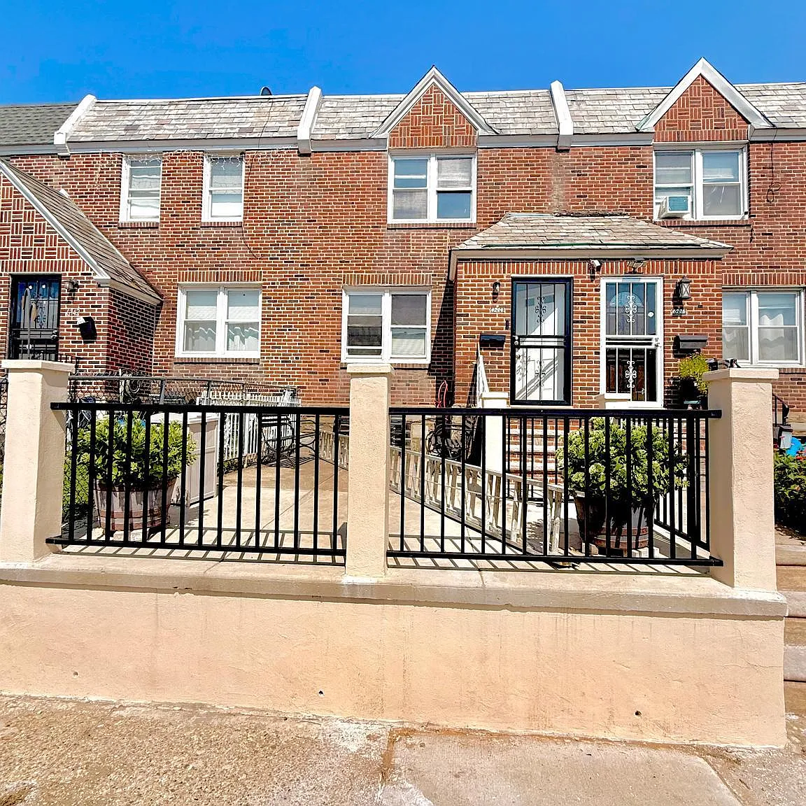 3 bed, 1.0 bath, 1138 sqft, $2,000 — Photo 1