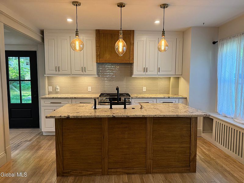 3rd image of 18 Herber Avenue