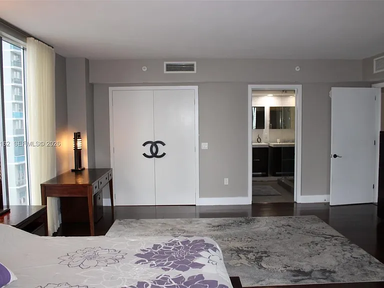 31 SE 6th St #1801 — Photo 9