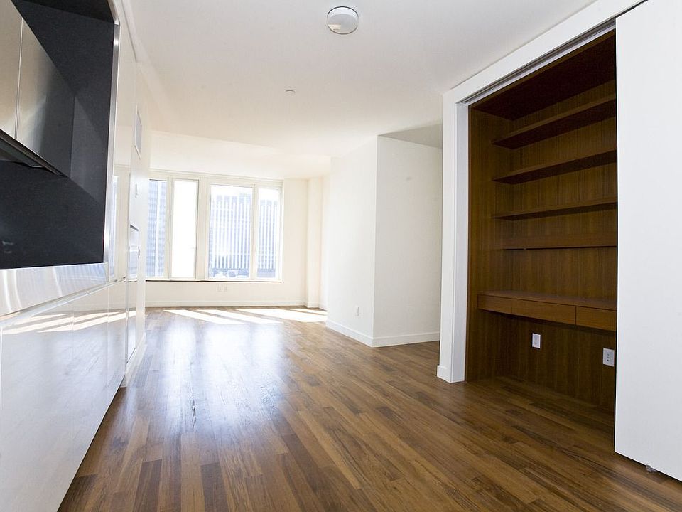 1st image of 15 William St #B18