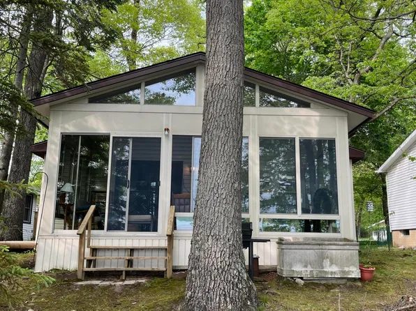 1016 Amelia St, Pullman, MI 49450