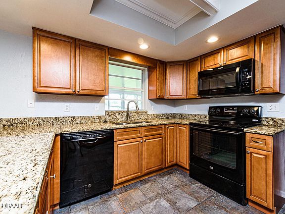 3rd image of 5815 Southport Dr