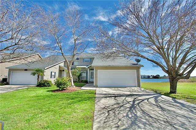 4 bed, 2.5 bath, 2413 sqft, $3,000 — Photo 1