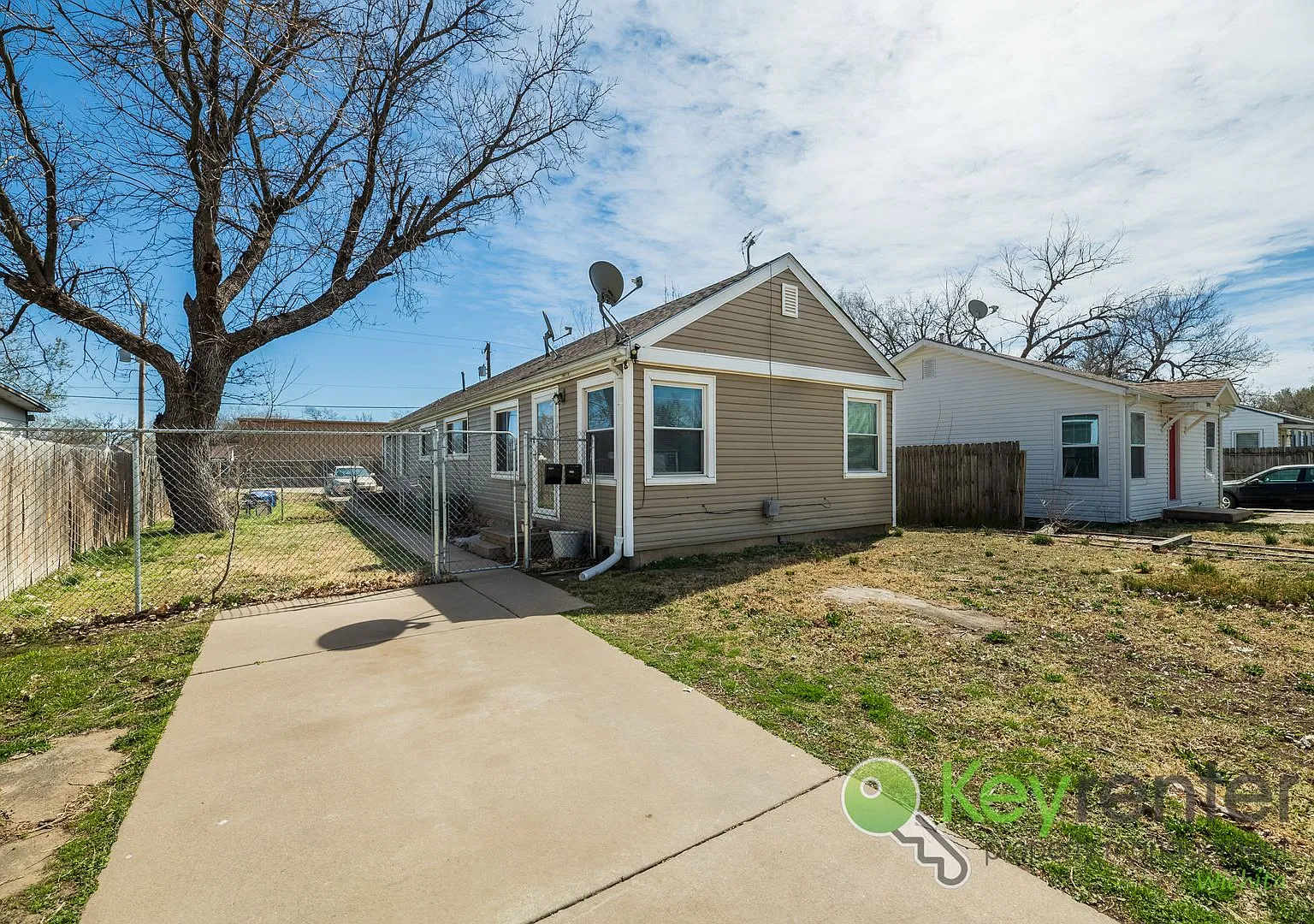 Renovated 2 bedroom | 1 Bath Duplex — Photo 1
