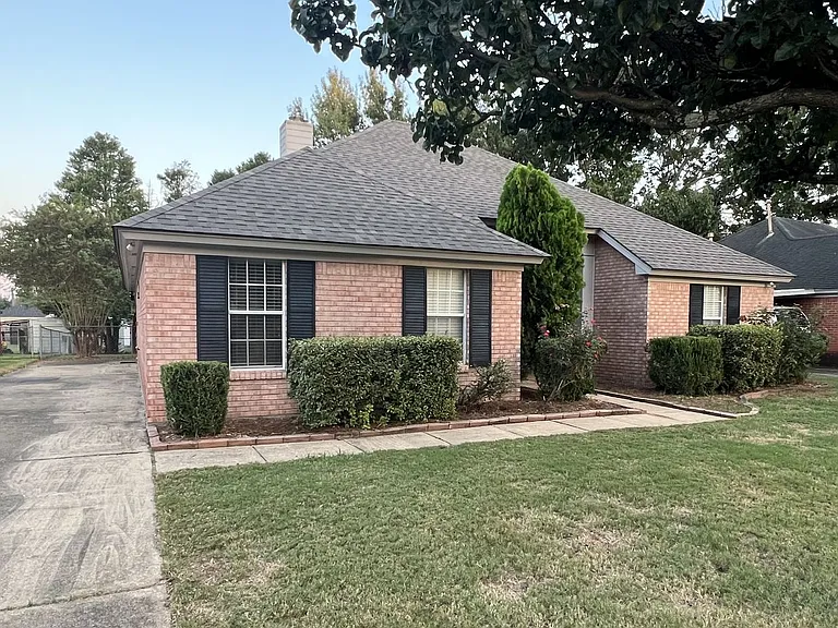 7117 Stamford Ct — Photo 2