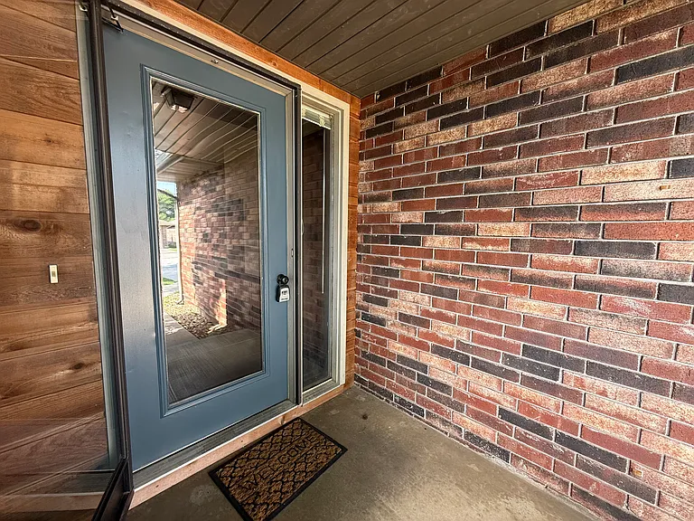 222 E Edgewood St — Photo 2