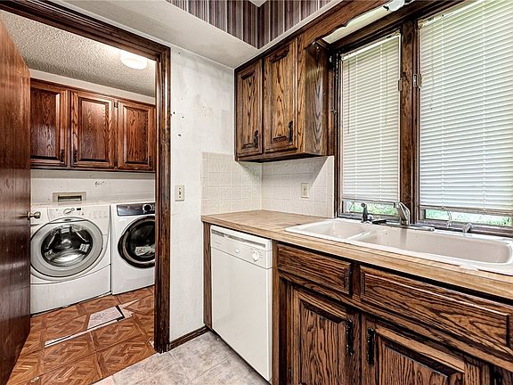 5th image of 54 Elizabeth Dr
