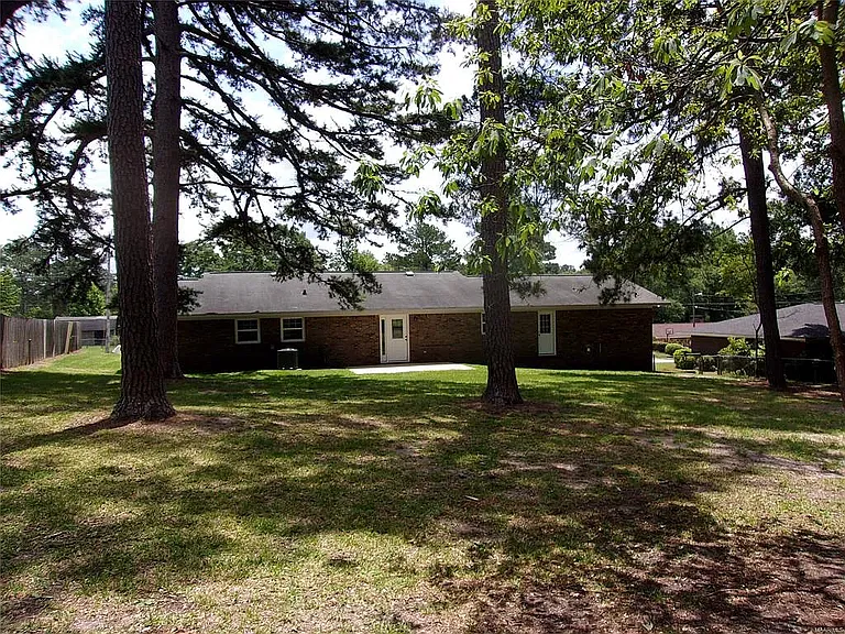 1102 Brooks Cir — Photo 20