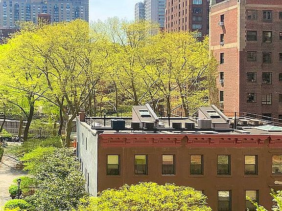 3rd image of 333 E 43rd St APT 711