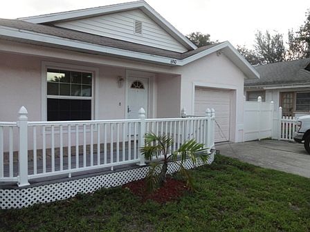3/2 House with nice front porch. Good for kids to play with