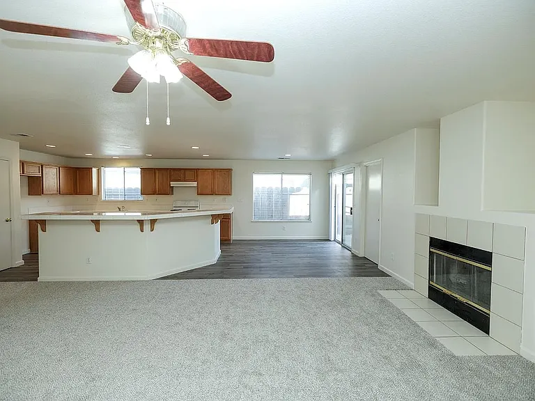 2012 Spring Ln — Photo 9