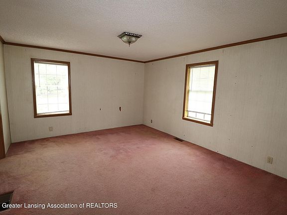 5th image of 621 Shiawassee St