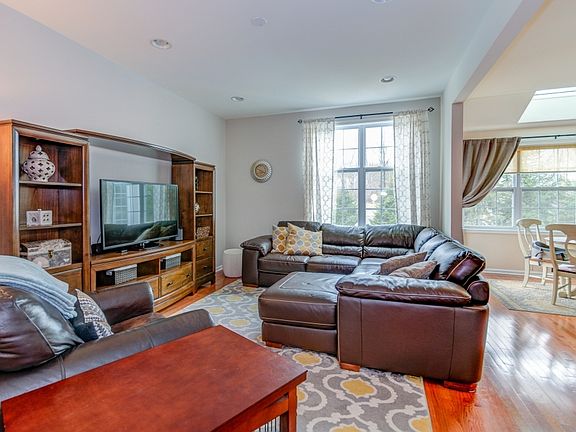 5th image of 43 Canterbury Ct