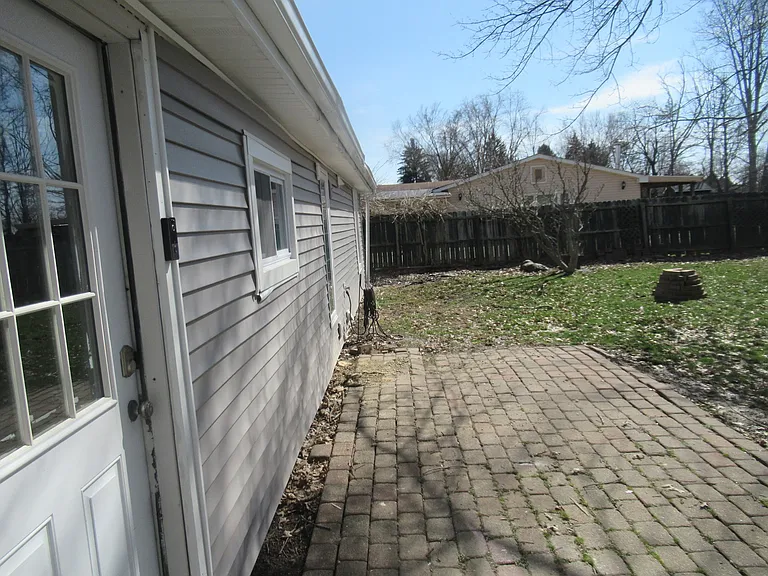 9295 Dorothy Dr — Photo 2