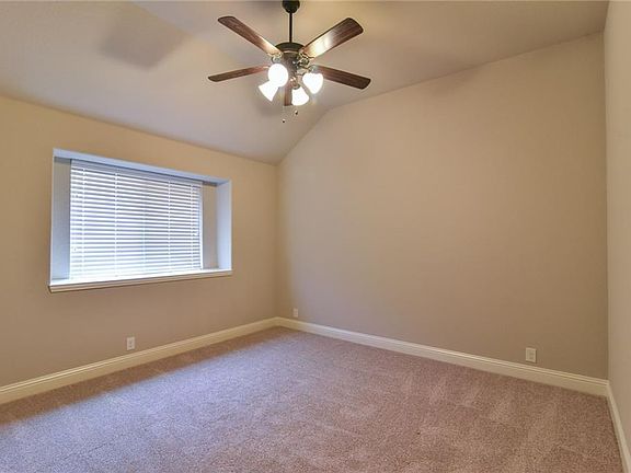 5th image of 917 Hoyt Dr