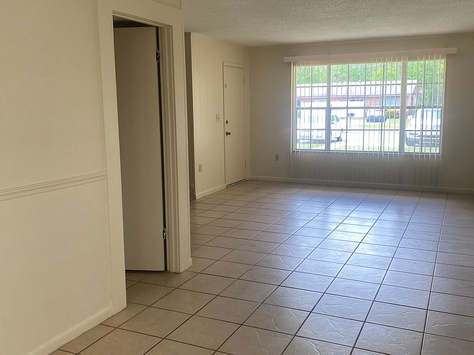 Living room/dining room combination