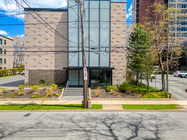 1545 Oxford St — Photo 3