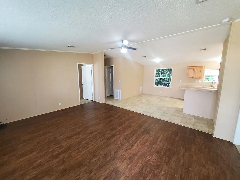 3 bed, 2.0 bath, 1232 sqft, $1,799 — Photo 2