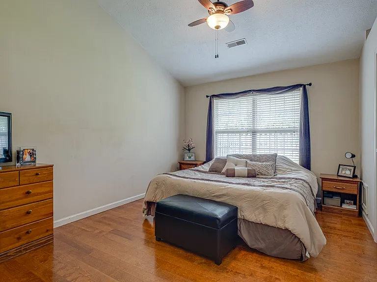 4002 Farmingham Woods Dr — Photo 21