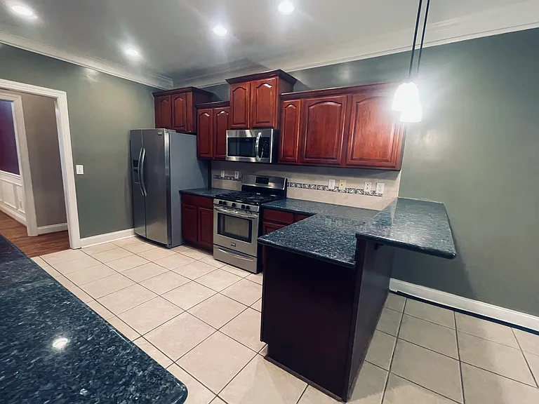 500 Crestview Ln — Photo 3