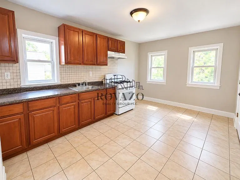 3 bed, 850 sqft, $1,950 — Photo 1