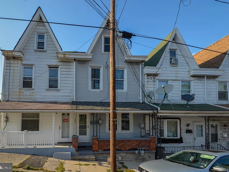 712 Laurel Blvd — Photo 2