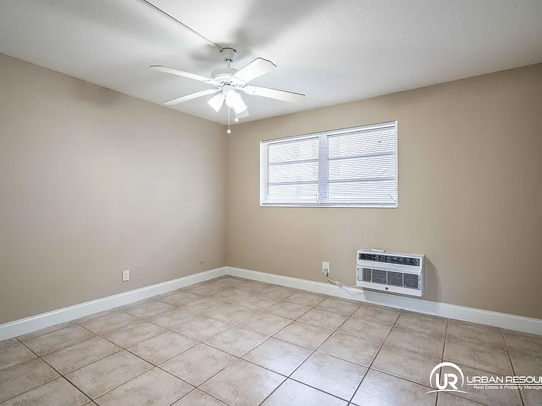 715 NE 6th St #9 — Photo 9