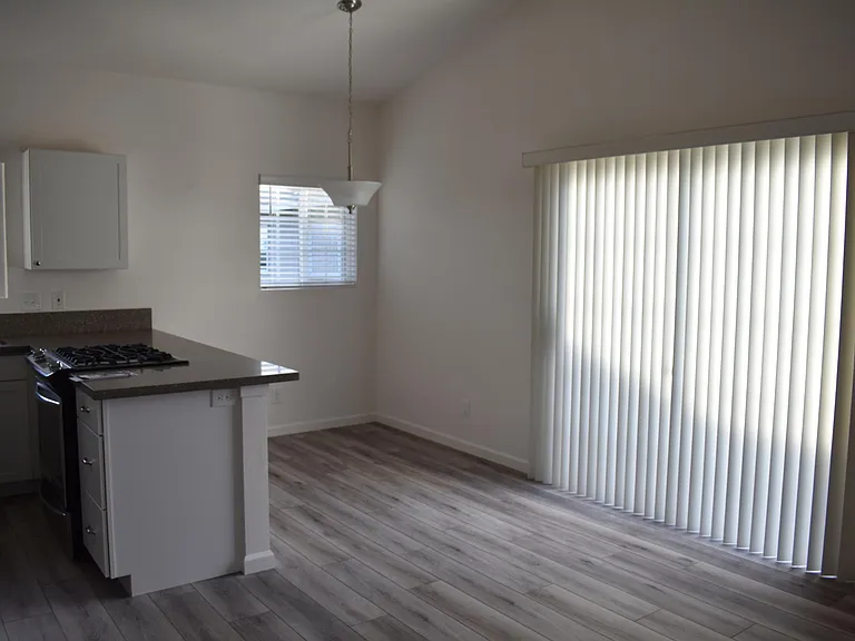 1134 Mentone Ave — Photo 7