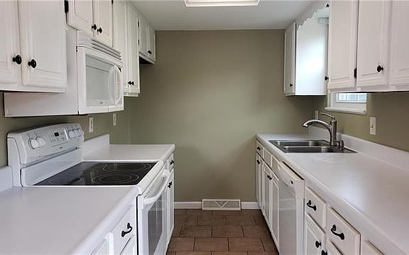 3rd image of 5240 Shawnee Blvd