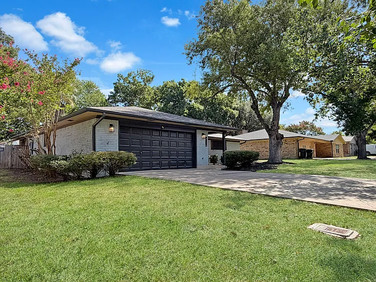 4106 Ermine Trl — Photo 2