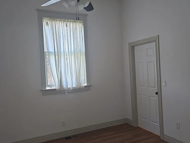 945 York St — Photo 7