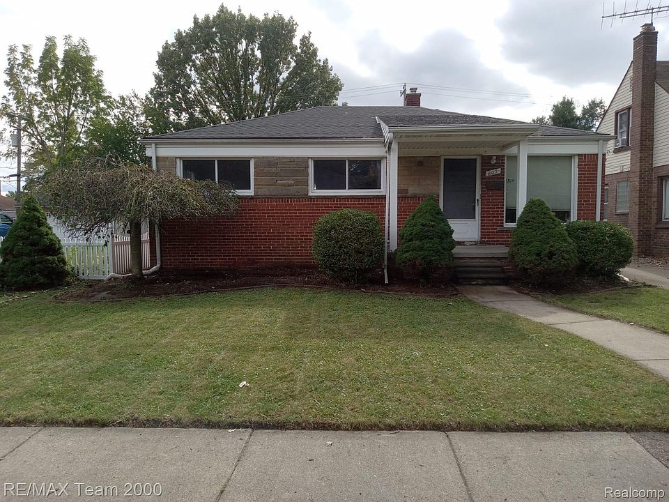 1st image of 807 Riverbank St