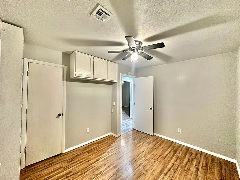 1604 Summit St — Photo 10