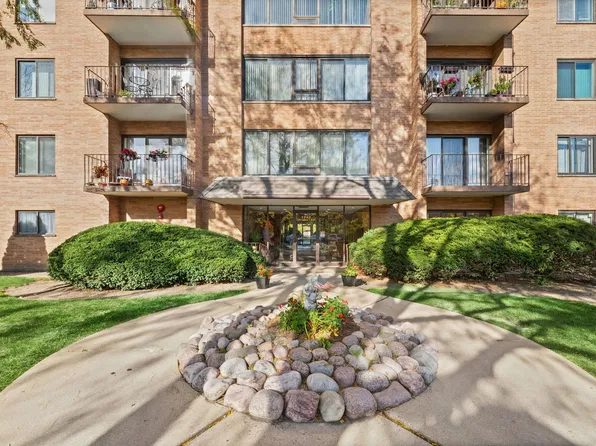 1747 W Crystal Ln Unit 207, Mount Prospect, IL 60056