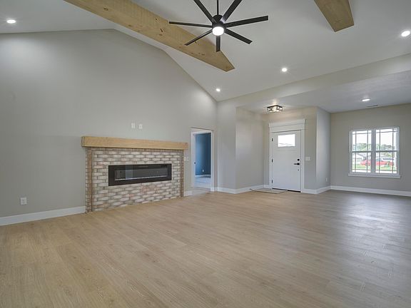 5th image of 110 E Acacia Circle