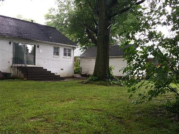 2nd image of 984 N Idlewild St