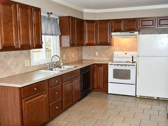2nd image of 689 E Dominion Blvd